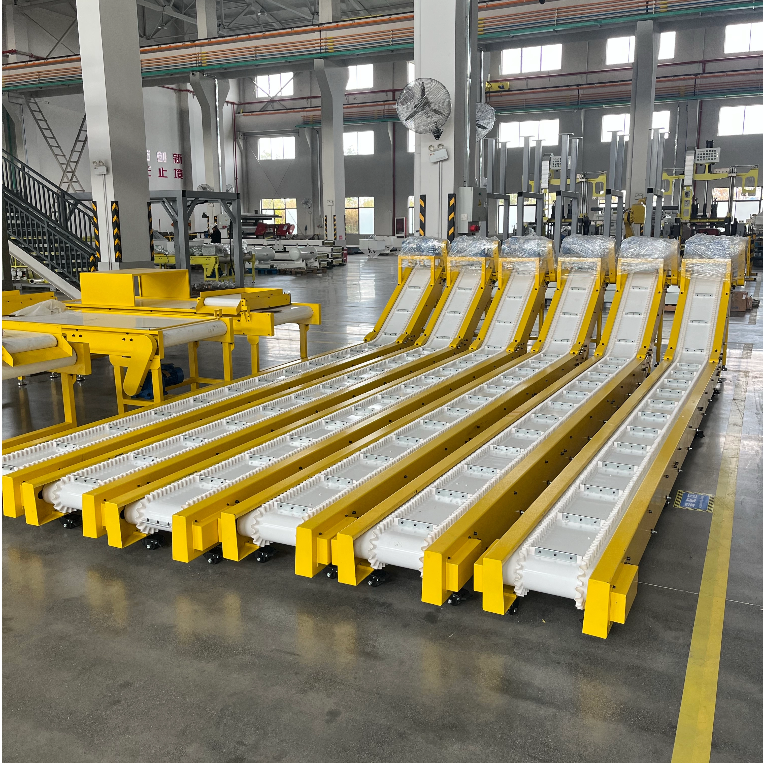 Homokszalagos sz&aacute;ll&iacute;t&oacute;szalag